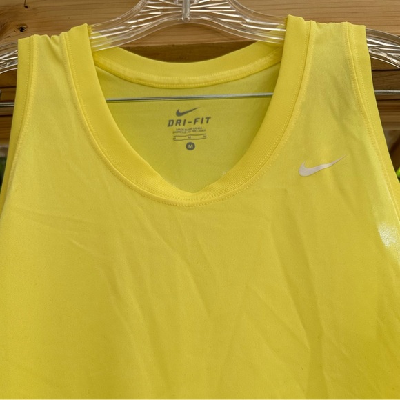 NIKE NWOT Light Yellow Tank Sleeveless Top Dri Fit Running Workout Medium - Picture 2 of 12